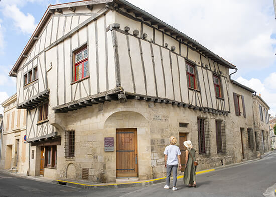 Un couple visite Saint-Jean-d'Angély