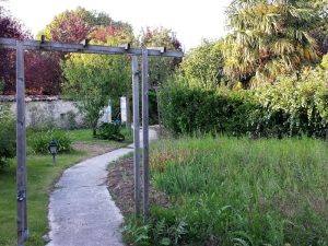 Jardin la maison de l'ambassadeur chambre d'hôte de charme à saint jean d'angely jardin,