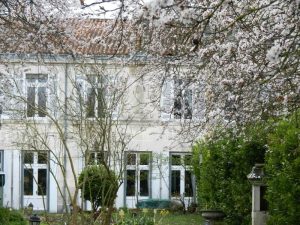 maison côté jardin , la maison de l'ambassadeur chambre d'hôte de charme à saint jean d'angely