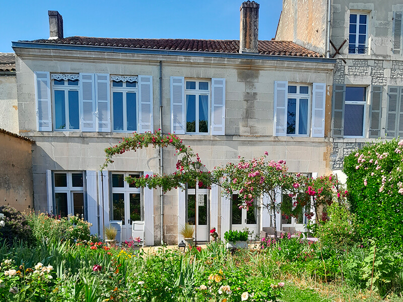 maison côté jardin , la maison de l'ambassadeur chambre d'hôte de charme à saint jean d'angely